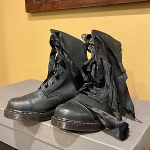Size 9 Doc Marten Triumph boots - like NEW!